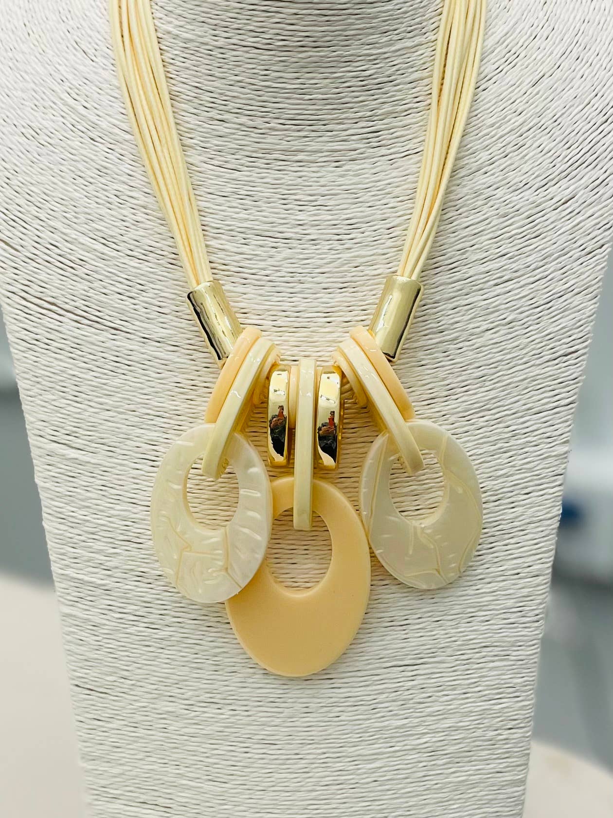 CHIC - Acrylic Oval Necklace (creme) NK400