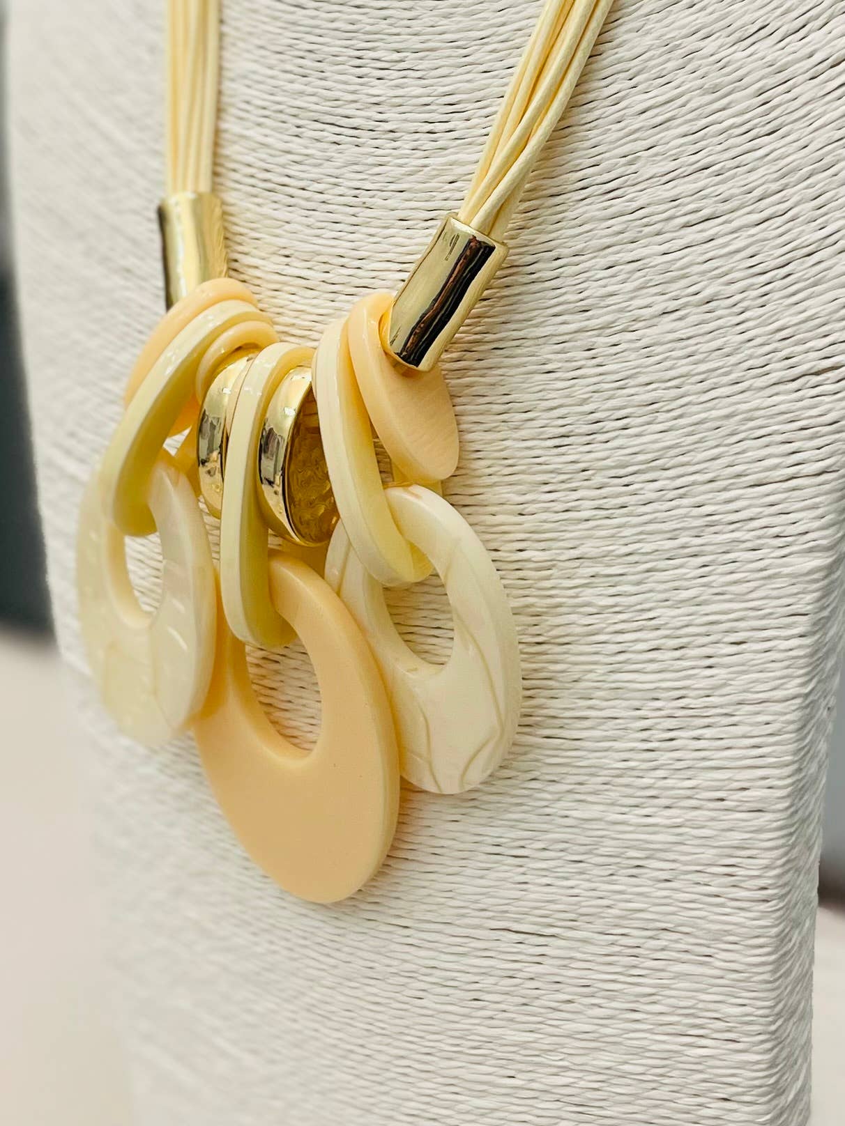 CHIC - Acrylic Oval Necklace (creme) NK400