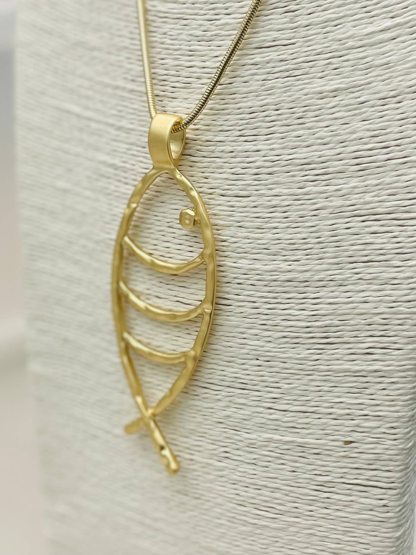 CHIC - Little Fishy Long Necklace (matte gold) NK410