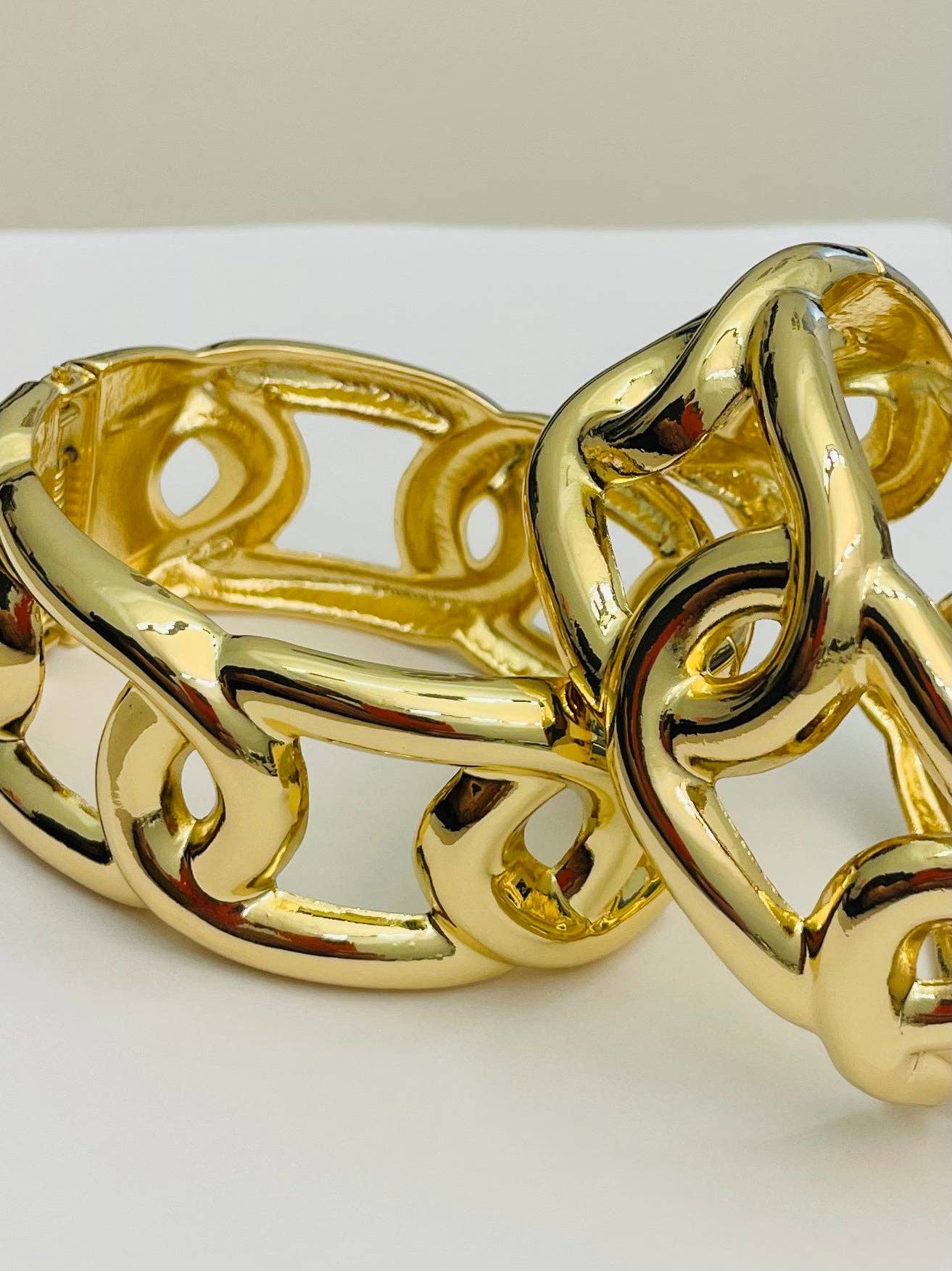 CHIC - Link Look Hinged Cuff (gold)